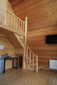 VarianiにあるRanch in Varianiの階段とテレビのある木造の部屋