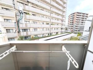 een balkon met uitzicht op een gebouw bij Camelot House 南福岡 in Fukuoka