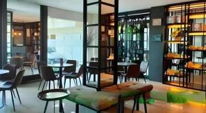 KampungdurianにあるHW Hotel Padangの部屋にテーブルと椅子があるレストラン