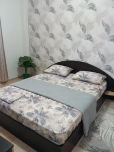 een bed met twee kussens erop in een kamer bij Lia Apartment Sea View in Nea Fokea