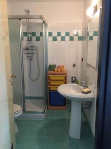 bagno con lavandino, doccia e servizi igienici di Sull'Acqua del Porto Antico a Genova