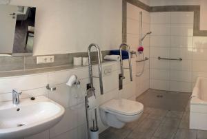 un bagno con un water e un lavandino di Kandelbleibe a Stahlhof Altre 5 foto