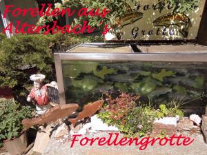 un acquario in un giardino con una statuetta accanto di Kandelbleibe a Stahlhof