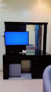 Μια τηλεόραση ή/και κέντρο ψυχαγωγίας στο أرقي خيال للاجنحة الفندقية