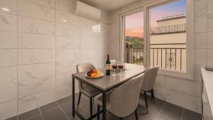 una sala da pranzo con un tavolo con bicchieri da vino di Gapyeong Ciere Poolvilla a Gapyeong