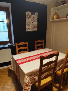 サン・クロードにあるLe T3 AVEC DEUX CHAMBRESのテーブル(椅子2脚付)、テーブル(テーブルクロス付) +13枚の写真