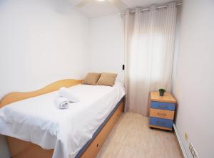 een kleine slaapkamer met een bed en een dressoir bij Gaudi Contemporani in Mataró