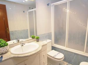 een badkamer met een wastafel, een toilet en een douche bij Gaudi Contemporani in Mataró +19 foto's