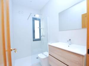 Et badeværelse på La casa del Pi · La casa del Pi · House in the city, next to Barcelona and beach + 22 billeder