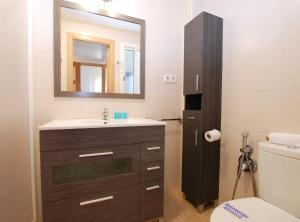 Et badeværelse på La Platgeta · La Platgeta · Ideal family apartment, with private terrace + 9 billeder