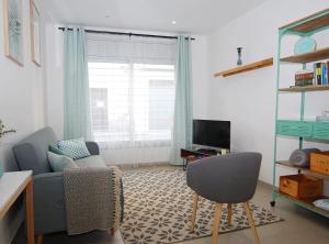 a living room with a couch and a chair at Petit niu · Petit niu · Apartamento AC - 3 min de la playa in Vilassar de Mar