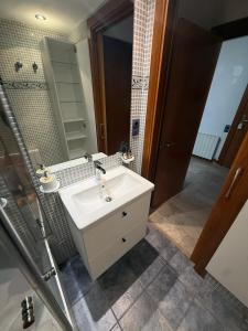 un bagno con lavandino e doccia di Waves and sky a Montgat