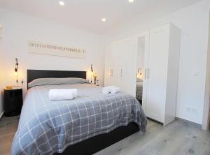 Giường trong phòng chung tại Cel i Mar Canet