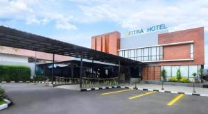 un estacionamiento frente a un hotel en Fitra Hotel Majalengka, en Majalengka