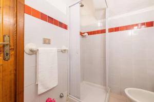een badkamer met een douche en een wastafel bij Perfectly located flat in San Teodoro in San Teodoro