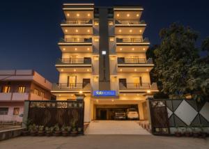 パトナーにあるHotel bihanの看板の付いた大きな白い建物