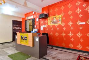 パトナーにあるHotel bihanの赤い壁に看板が掲げられたオフィス