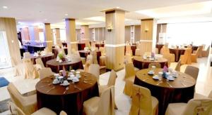 a dining room with tables and chairs in a restaurant at Hotel Grand Permata Hati in Geutieue