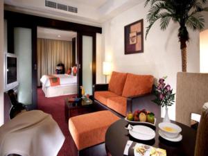 Klandasan KecilにあるHotel Horison Sagita Balikpapanのソファとベッドのあるリビングルーム