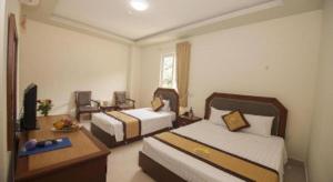 Hai Long Hotel Cat Ba في كات با: غرفة فندقية بسريرين وتلفزيون +77 صورة