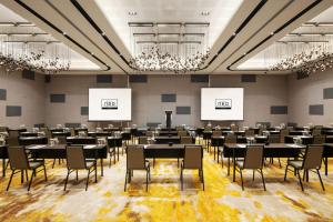 SimparにあるHotel Neo Kota Baru Parahyanganの大宴会場(テーブル、椅子付)