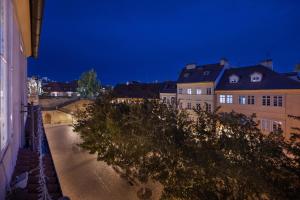Una vista de una ciudad de noche con edificios. en Hotel At the Golden Scissors, en Praga 47 fotos más