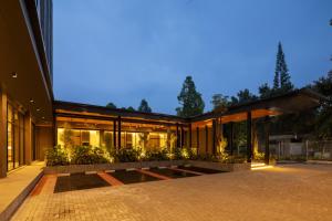 SimparにあるHotel Neo Kota Baru Parahyanganの夜の家の外観