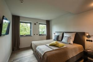 アッシュハイムにあるGolden Ball, Exclusive Serviced Apartments Munichのベッドルーム1室(大型ベッド1台、窓2つ付) +50枚の写真