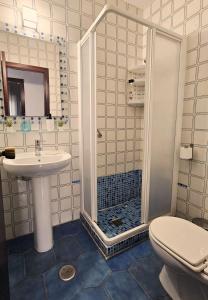 une salle de bains avec douche, lavabo et toilettes dans l'établissement Apartamento LOS BALCONES DE BARBATE, à Barbate