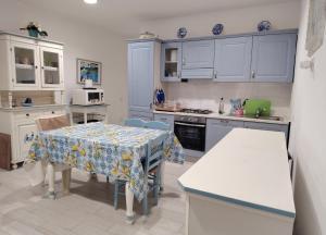 una cucina con tavolo e tovaglia; di Da Marilena a Sorso