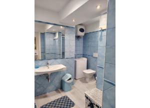 un bagno con lavandino e WC di Da Marilena a Sorso