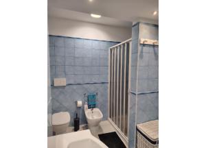 un bagno con un water e un lavandino di Da Marilena a Sorso