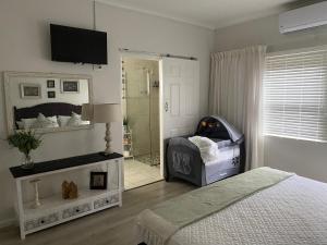 Ένα ή περισσότερα κρεβάτια σε δωμάτιο στο Through the Window