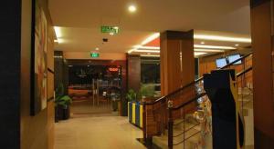 Un vestíbulo con escalera en un edificio. en Jelita Bandara Hotel Airport, en Ulin 51 fotos más