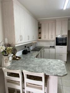 Η κουζίνα ή μικρή κουζίνα στο Through the Window