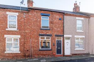 een rood bakstenen gebouw met een blauwe deur bij Beaconsfield Stay Family & Work Friendly in Darlington