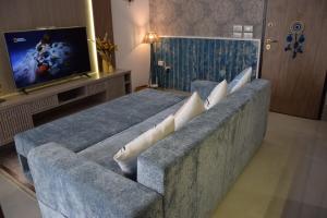 a living room with a couch and a tv at Fantastic Appartment SeaView Sousse in Akouda