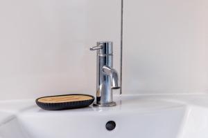 een wastafel met een chromen kraan en een onderzetter bij Beaconsfield Stay Family & Work Friendly in Darlington +51 foto's