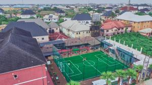 Tenis a/nebo squash v ubytování Axion Hotel nebo okolí