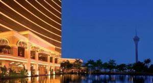 Un gran edificio con un río enfrente. en Wynn Macau Hotel, en Macau