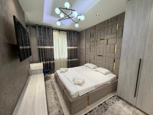 een slaapkamer met een bed in een kamer bij Tashkent City Apartments 1A in Tasjkent