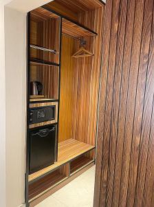 Kuchyň nebo kuchyňský kout v ubytování Axion Hotel