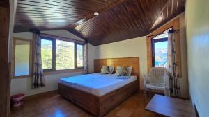 Postel nebo postele na pokoji v ubytování Thakur homes- couple and family friendly homestay