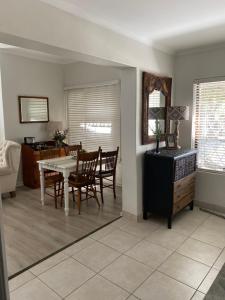 Φωτογραφία από το άλμπουμ του Through the Window σε Gqeberha +17 φωτογραφίες