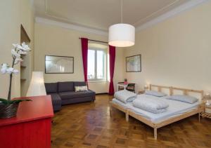 uma sala de estar com duas camas e um sofá em Rita's House em Génova