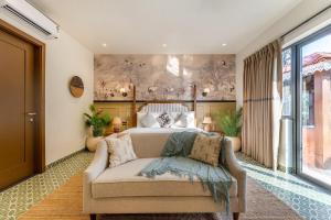 Χώρος καθιστικού στο ELIVAAS Casa Bonita 4BHK Hideaway with Private Pool +56 φωτογραφίες