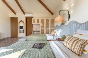 Ένα ή περισσότερα κρεβάτια σε δωμάτιο στο ELIVAAS Casa Bonita 4BHK Hideaway with Private Pool