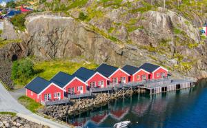 レクネスにあるStatles Rorbu- og Konferansesenter ASの水上の桟橋一棟