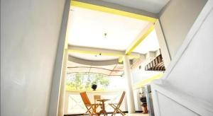 una habitación con mesa y sillas en una casa en Hotel Pondok Asri Boyolali, en Mojosongo