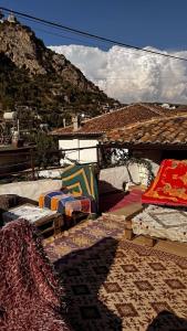 培拉特Edward Lear的一组床,坐在屋顶上